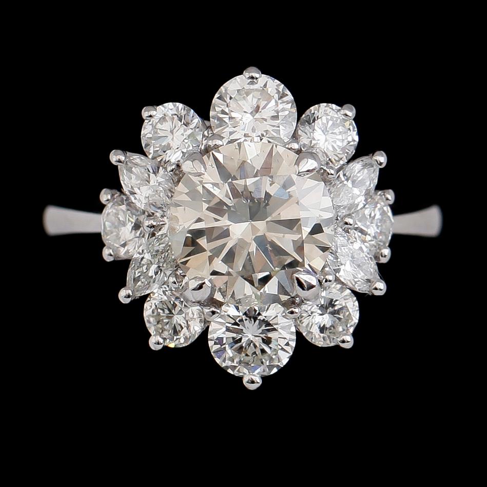 RING, 18 k vitguld, briljant- och navettslipade diamanter tot ca 3,48 ct. Vikt ca 6,1 g.