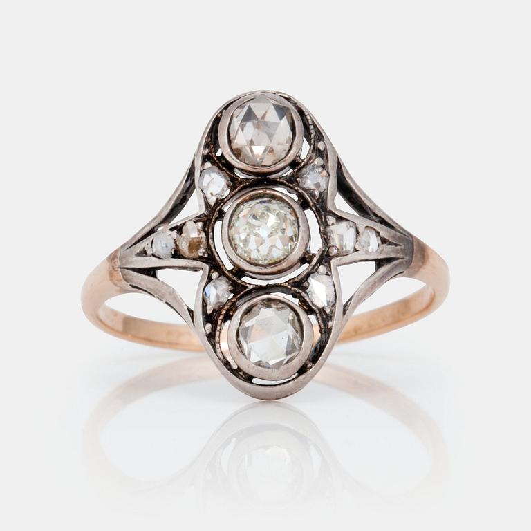 RING med rosen- samt gammalslipade diamanter. Ca 1900.