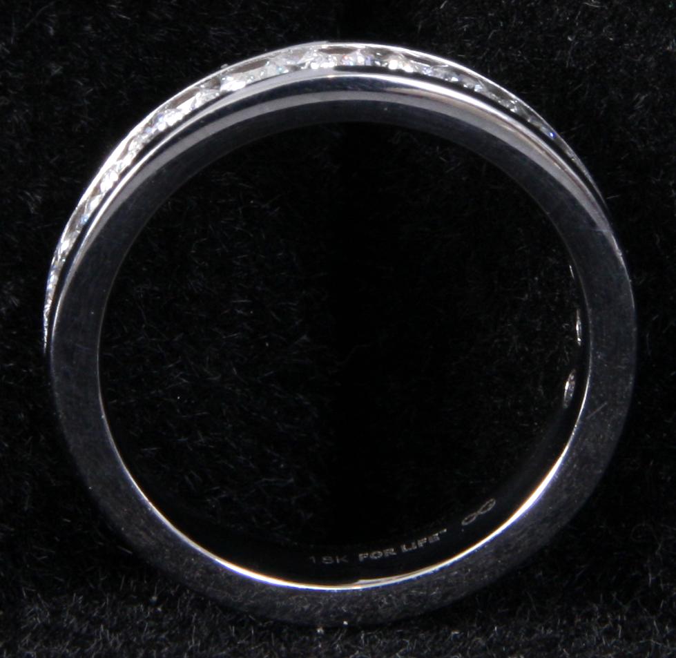 RING, halvalliansring. Vitguld samt briljant.