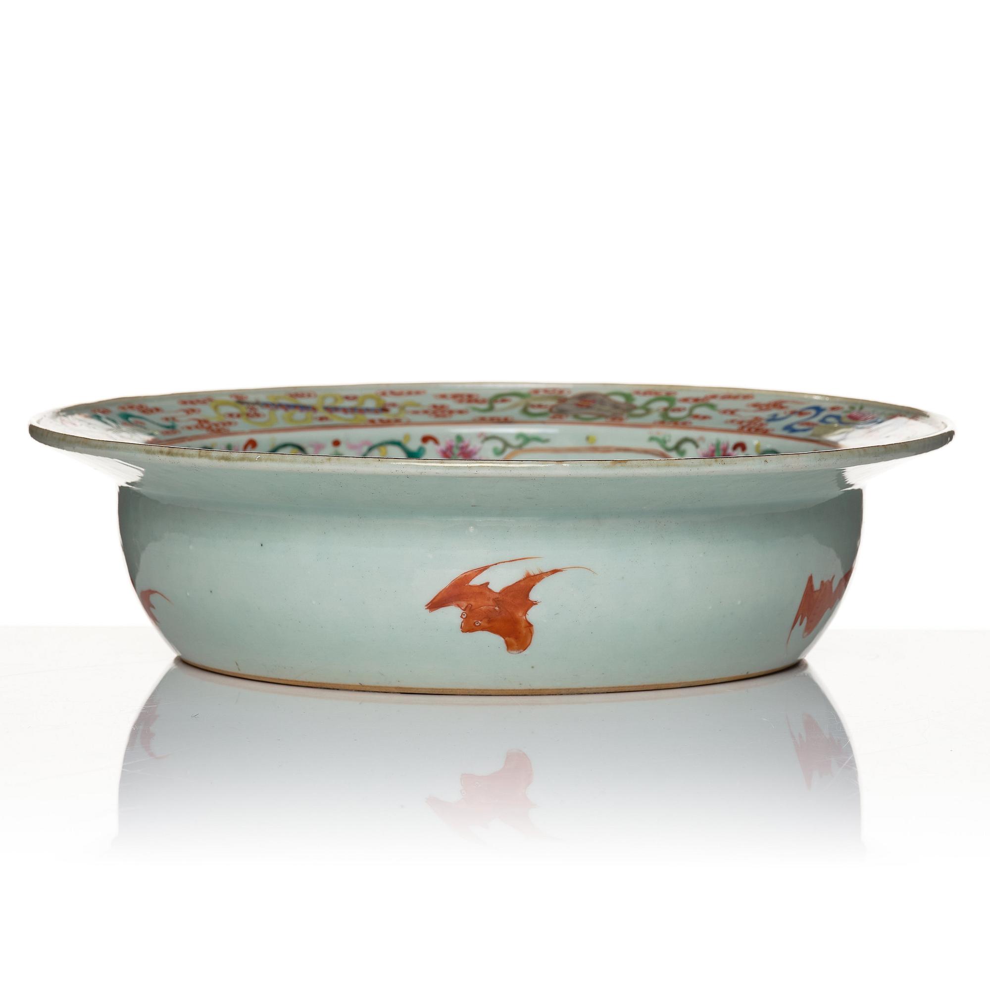 A large famille rose basin, Qing dynasty, 19th Century.
