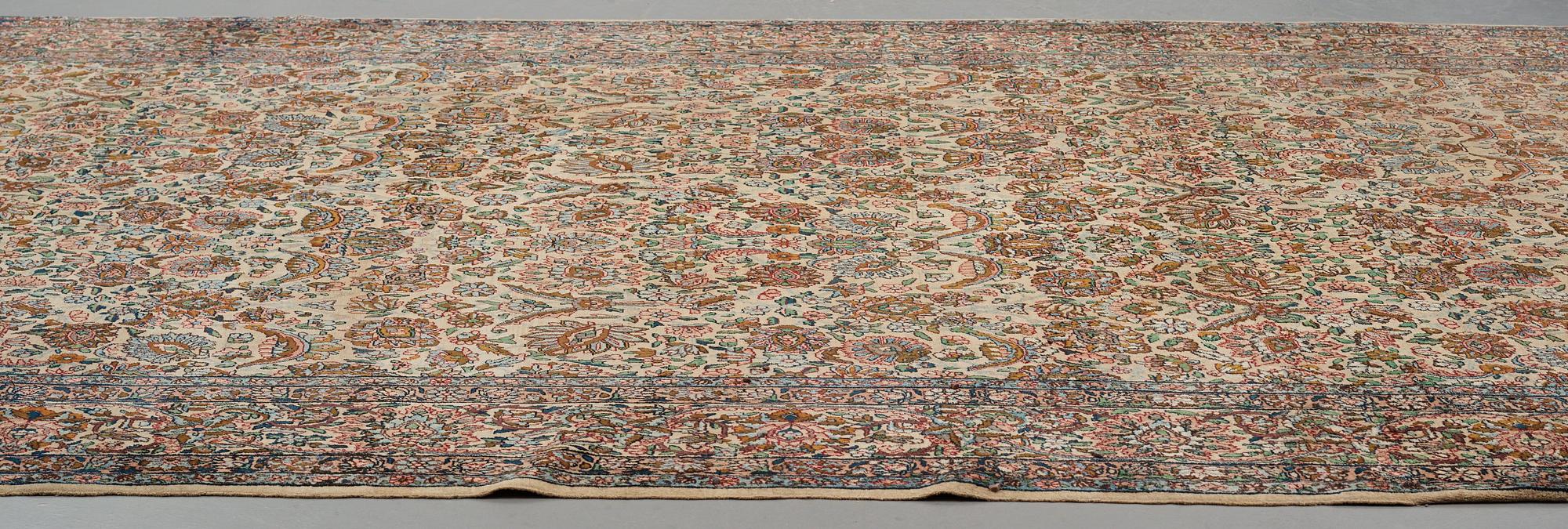 Matta, semiantik Kirman, ca 510,5-513 x 315-318,5 cm.