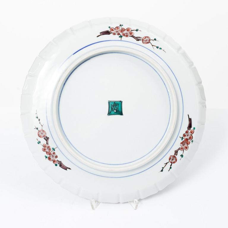 A Japanese kutani style porcelain dish, 20th century.