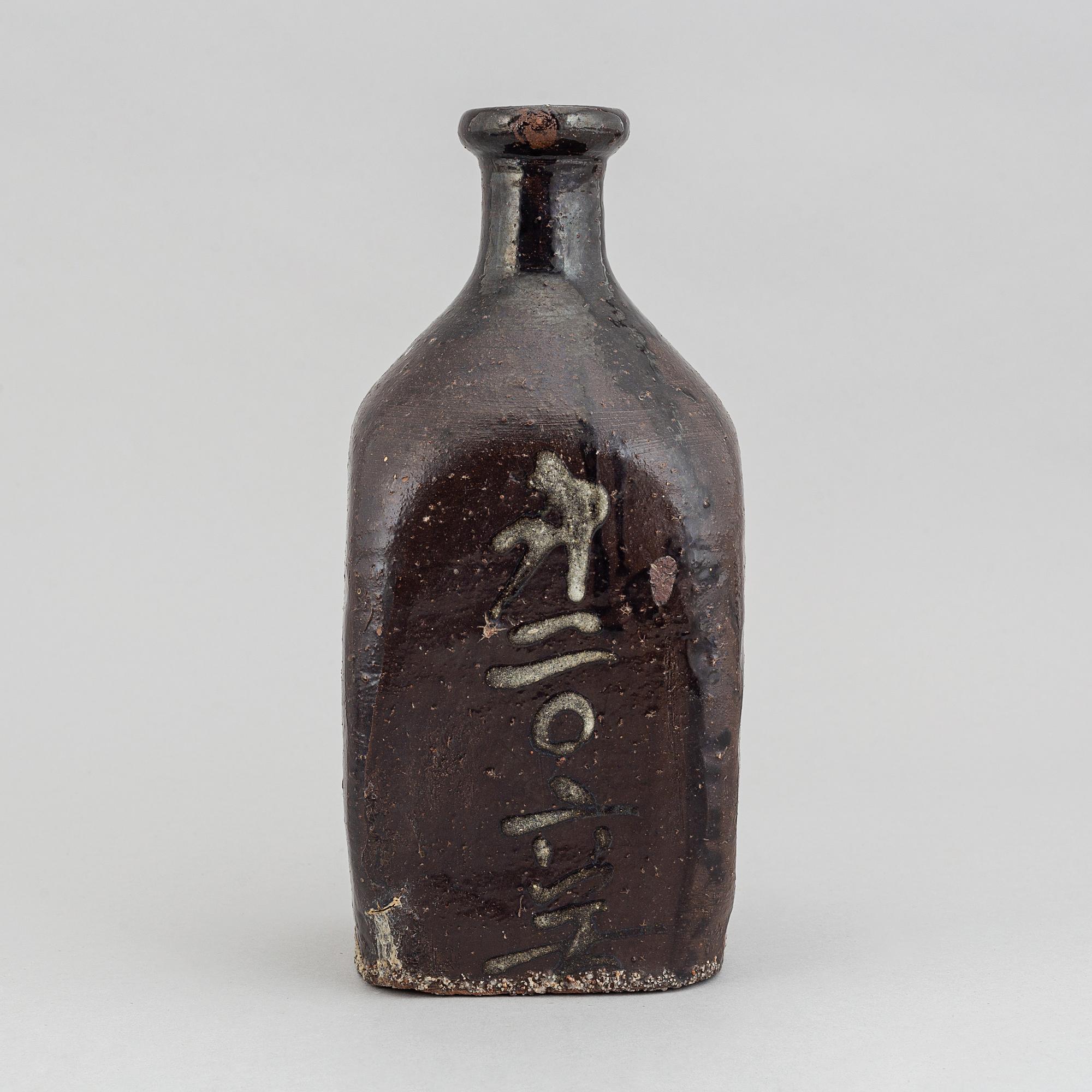 A Japanse sake bottle, 19th Century.