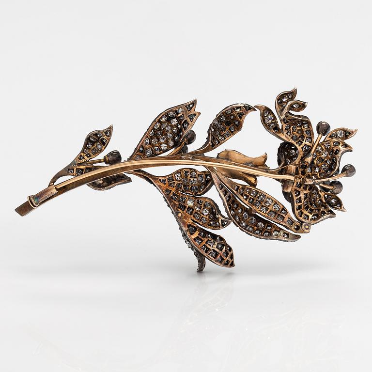 Brosch, 18K guld, silver, 8/8-slipade diamanter ca 6.40 ct tot. 1800-talets tredje kvartal.