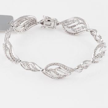 ARMBAND, 18K vitguld med baguette och briljantslipade diamanter ca 2.70 ct. Vikt 13,6 gram.