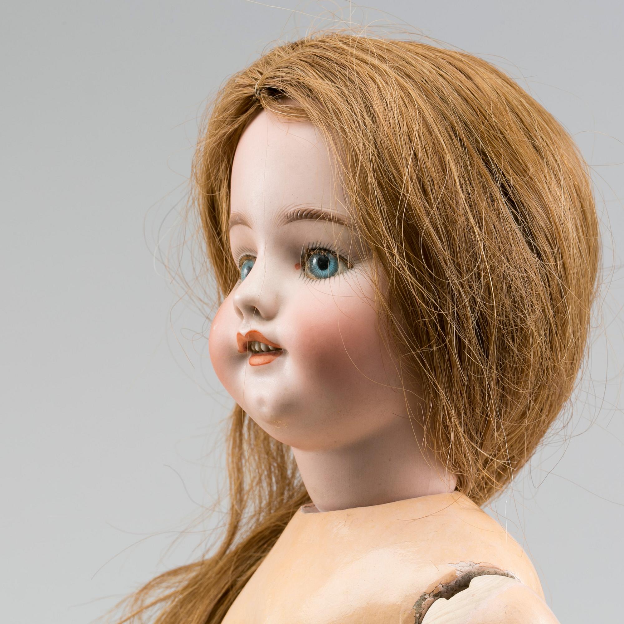 A SIMON & HALBIG DOLL 1039, GERMANY, 1910.