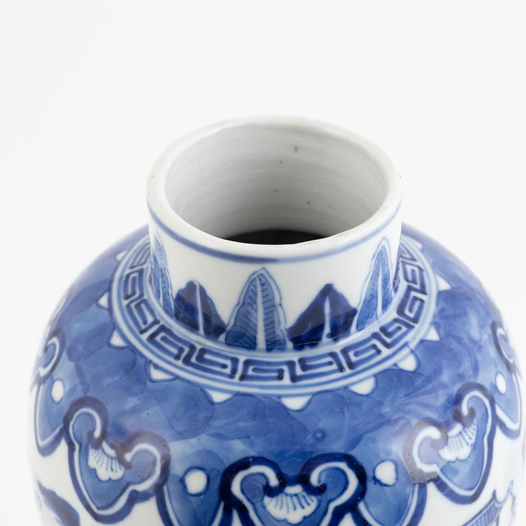 A porcelain urn, China, late Qing dynasty, 19th century.