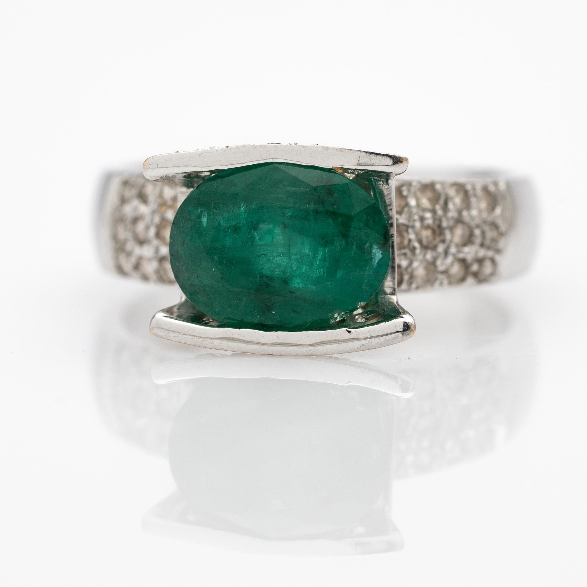 Ring, 18k gold with emerald and diamonds.
