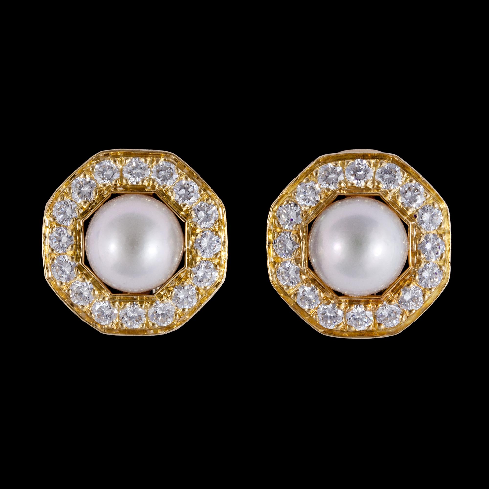 A pair of brilliant cut diamond and cultured pearl earrings, tot. app. 1 ct.