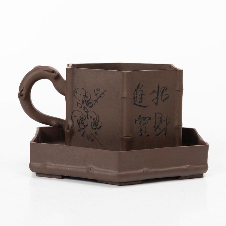 Fyra koppar med fat, yixing, Kina, 1900-talets senare del.