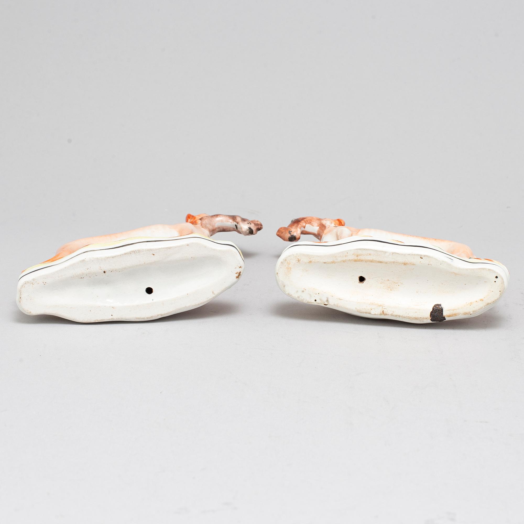 FIGURINER, ett par, porslin, England, omkring år 1900.