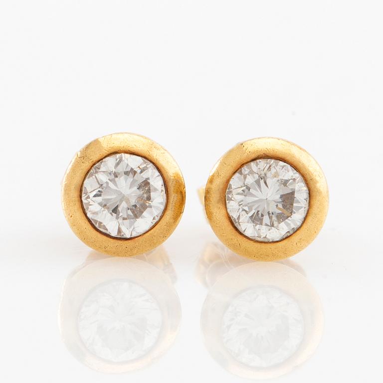 Örhängen ett par 18K guld med runda briljantslipade diamanter.