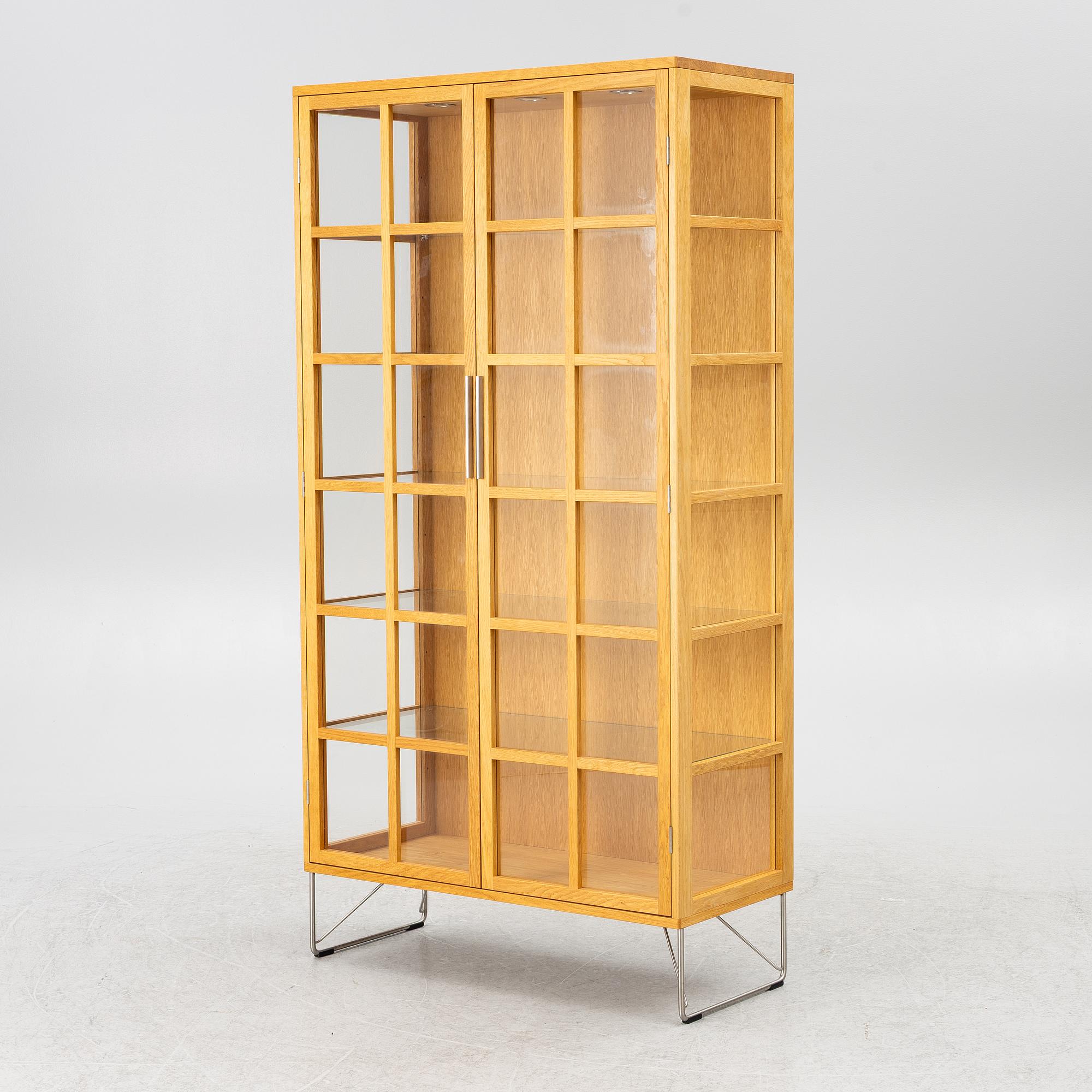 Nissen & Gehl, vitrinskåp, "AK 2780-2782", Naver Collection.