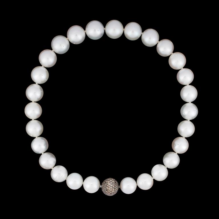 A cultured South sea pearl necklace, 16,4-14,8 mm.