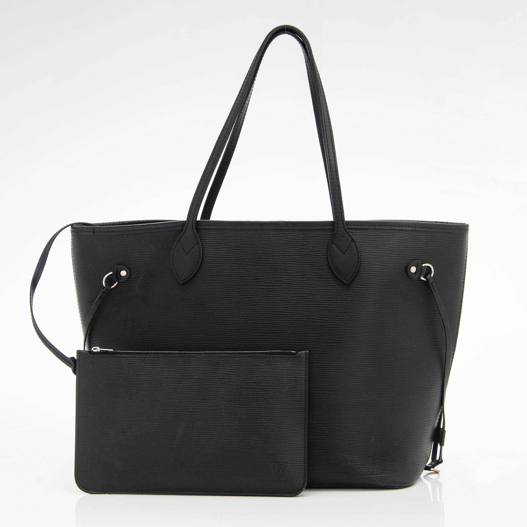 Louis Vuitton, a 'Neverfull MM' bag.