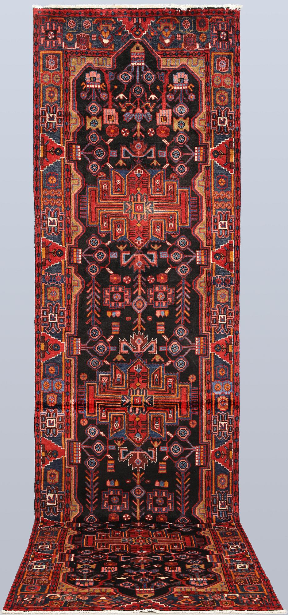 A Hamadan runner, approx. 440 x 118 cm.