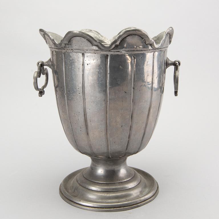 A first half och 20th century pewter Champange cooler.