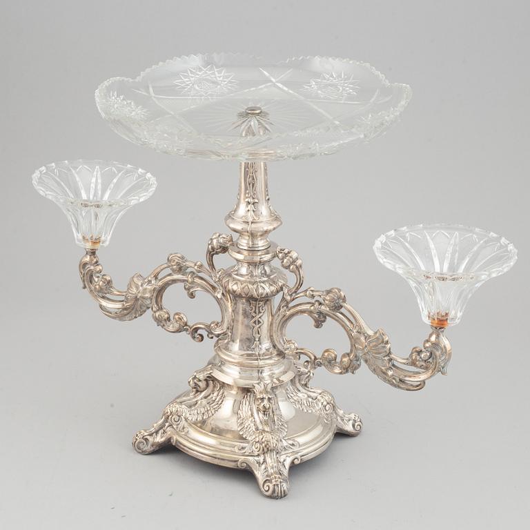 Bordsuppsats, silver och glas, omkring 1900.