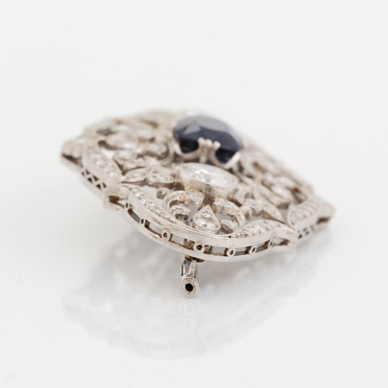 Brosch platina med en fasettslipad safir samt gammal- och åttkantslipade diamanter.
