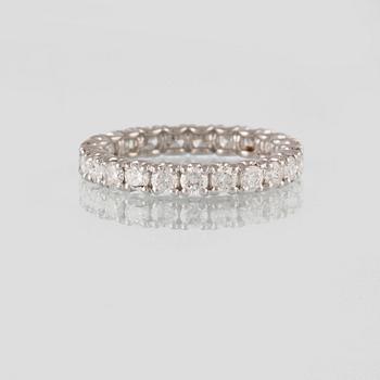 RING, 18K guld med briljantslipade diamanter ca 1.93 ct. Vikt 2,8 gram.