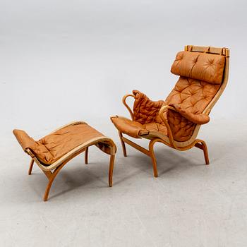 Bruno Mathsson, fåtölj och fotpall "Pernilla" för DUX senare delen av 1900-talet.