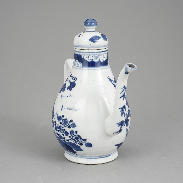 KANNA MED LOCK, porslin, Kina, Kangxi-stil 1800-tal.