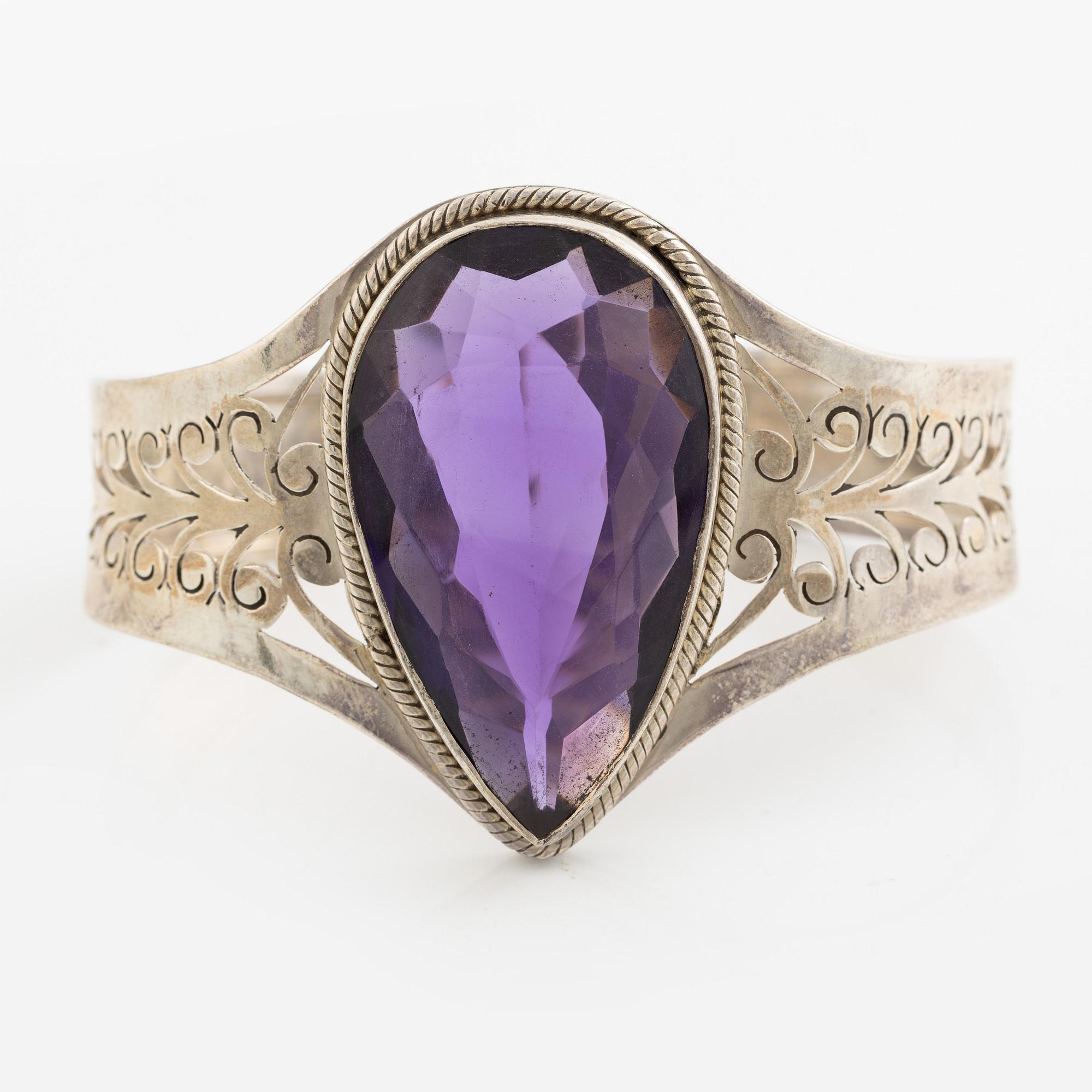 Arm ring, silver with drop-cut amethyst.