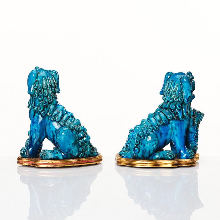 A pair of turquoise glazed porcelain figures of buddhist lions, Qing dynasty 18th/19th Century.
