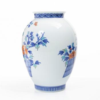 A Japanese kakiemon vase, 20th century.