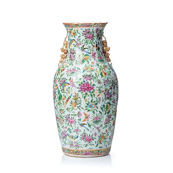 1006. A famille rose vase, Qing dynasty, Canton, 19th Century.