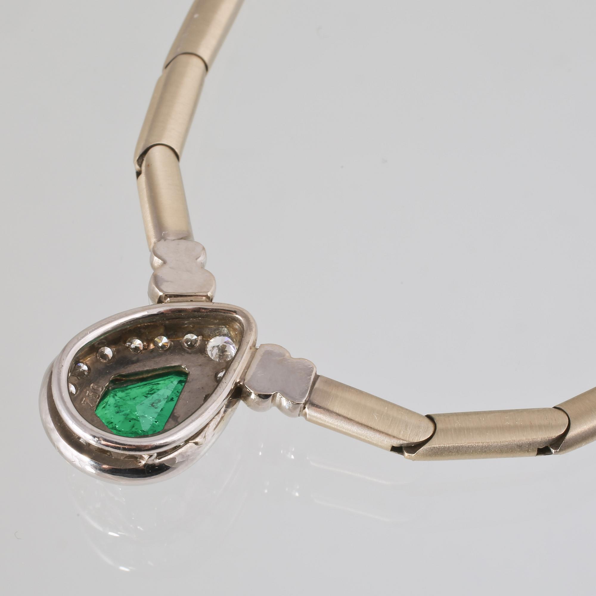 COLLIER, 18K guld och vitguld med briljantslipade diamanter samt fasettslipad smaragd. Vikt 33,9 gram.