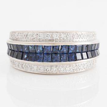 Ring in 18K white gold set with carré-cut sapphires and brilliant-cut diamonds.