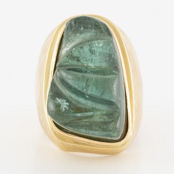 Ring in 18K gold with a carved tourmaline.