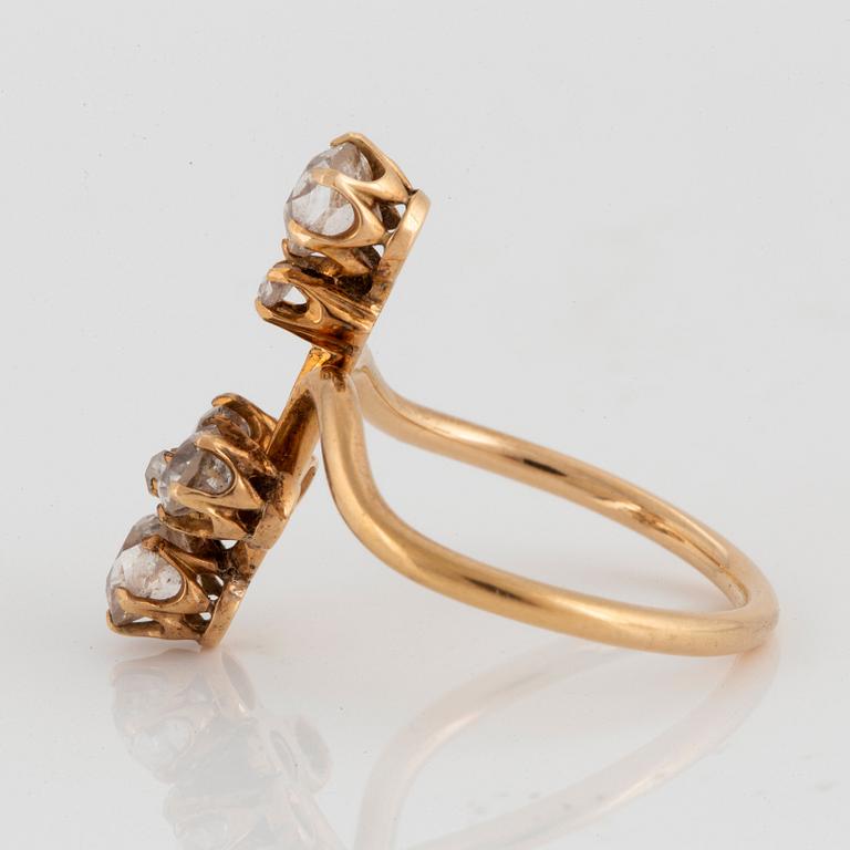 A 14K gold ring set with old- and rose-cut diamonds with a total weight of ca 0.75 ct.