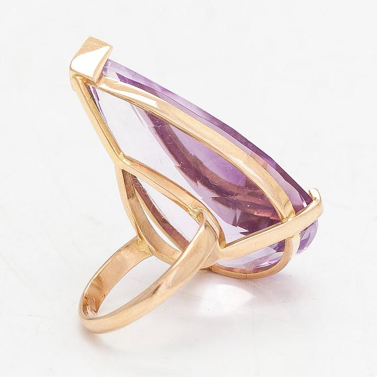 An 18K gold and amethyst cocktail ring with a ca. 0.015 ct diamond.