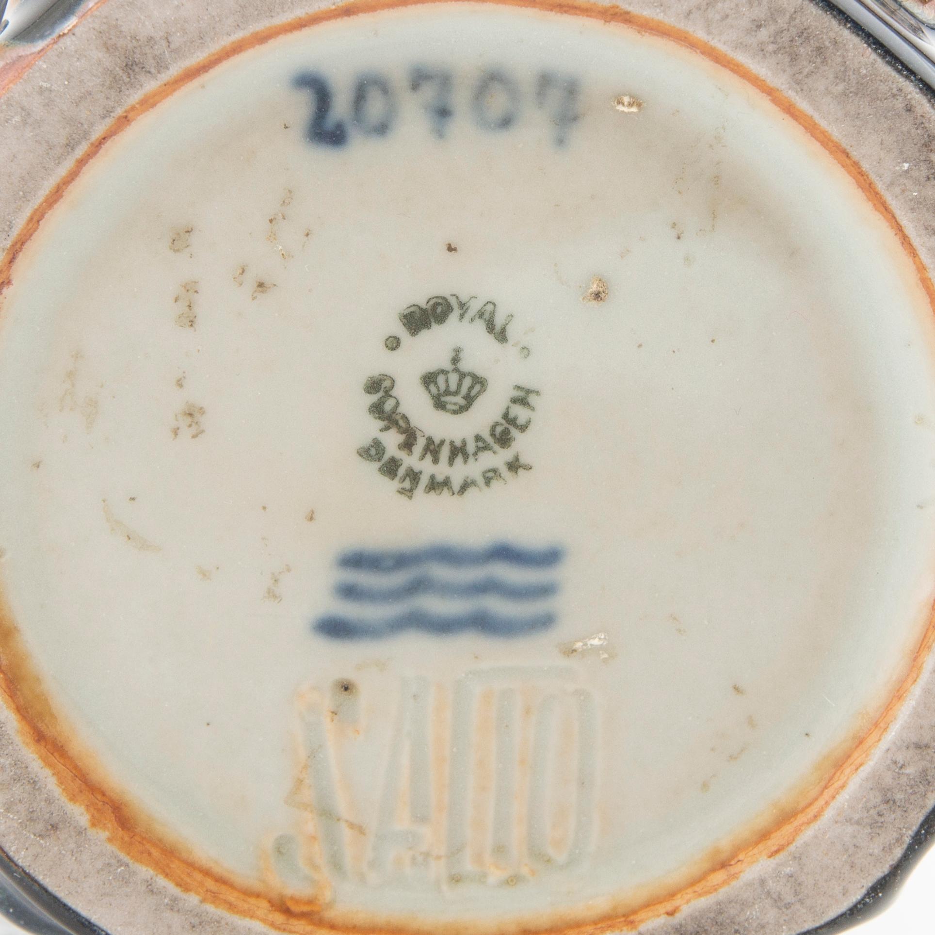 Axel Salto vas "Knoppande stil" Royal Copenhagen numrerad 20707 glaserat stengods.