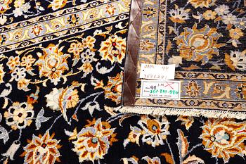 A Kashan carpet, a. 367 x 241 cm.