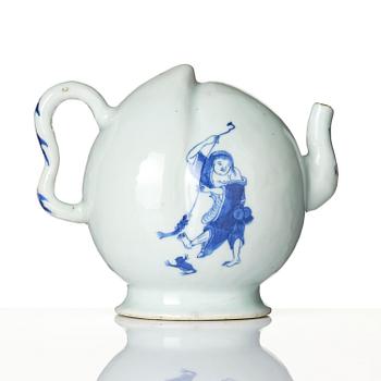 A blue and white cadogan 'immortals' tea pot, Qing dynasty, 19th century.