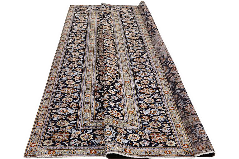 A Kashan carpet, c. 405 x 303 cm.