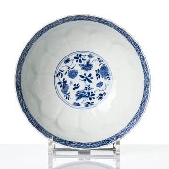 A blue and white 'floral' bowl, Qing dynasty, Kangxi (1662-1722).