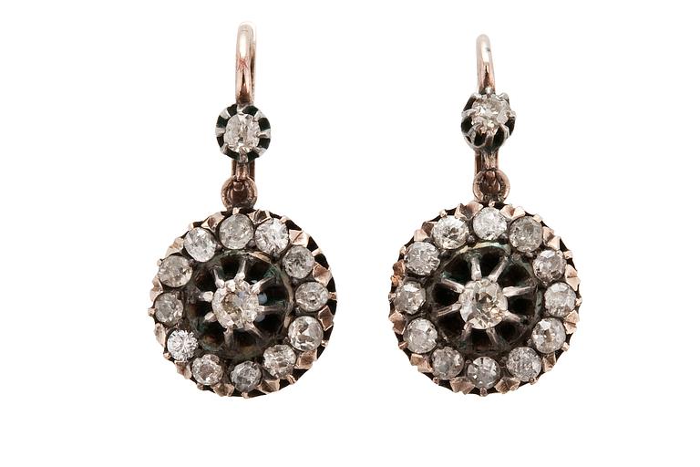 A PAIR OF DIAMOND EARRINGS.