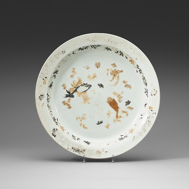 A 'Nanking Cargo' dish, Qing dynasty, Qianlong (1736-95).