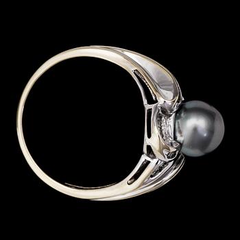 RING, cultured Tahitipearl, 8,5 mm, and brilliant and baguette cut diamonds, tot. 0.25 cts.