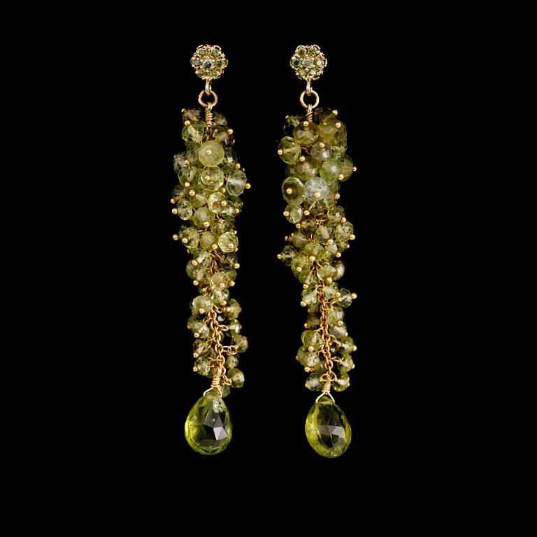 ÖRHÄNGEN, 1 par, 18 k guld, peridoter tot ca 58.00 ct, diamanter tot ca 0.22 ct.