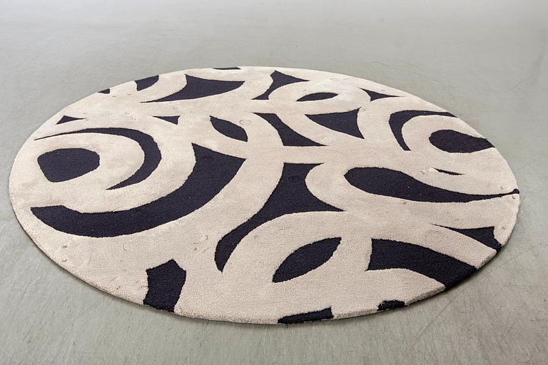 A RUG BY ALMEDAHLS MODELL "LACE", DIAMETER 240 CM.