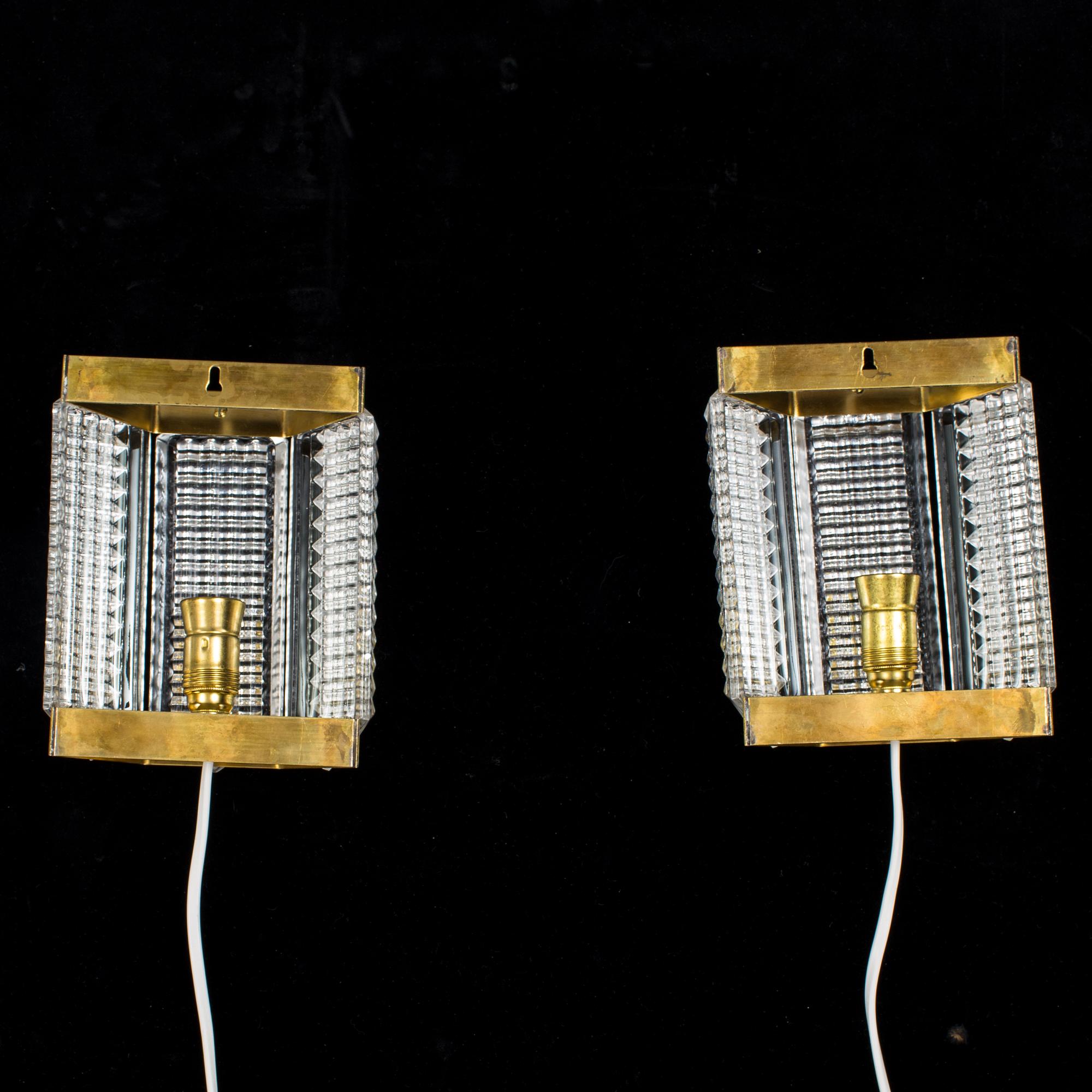 A pair of glass and brass wall lights by Wiktor Berndt for Swedish Crystal, 1970's.