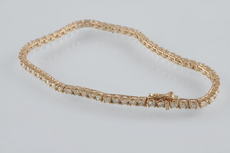 ARMBAND, 18K guld med briljantslipade diamanter ca 2.25 ct. Vikt 7,5 gram.