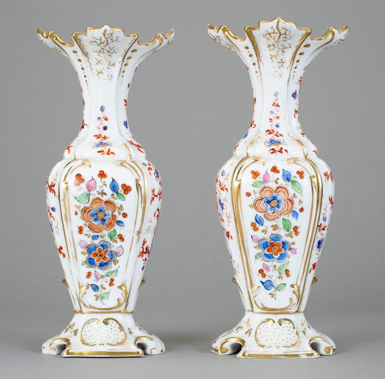 VASER, ett par, porslin, sent 1800-tal.