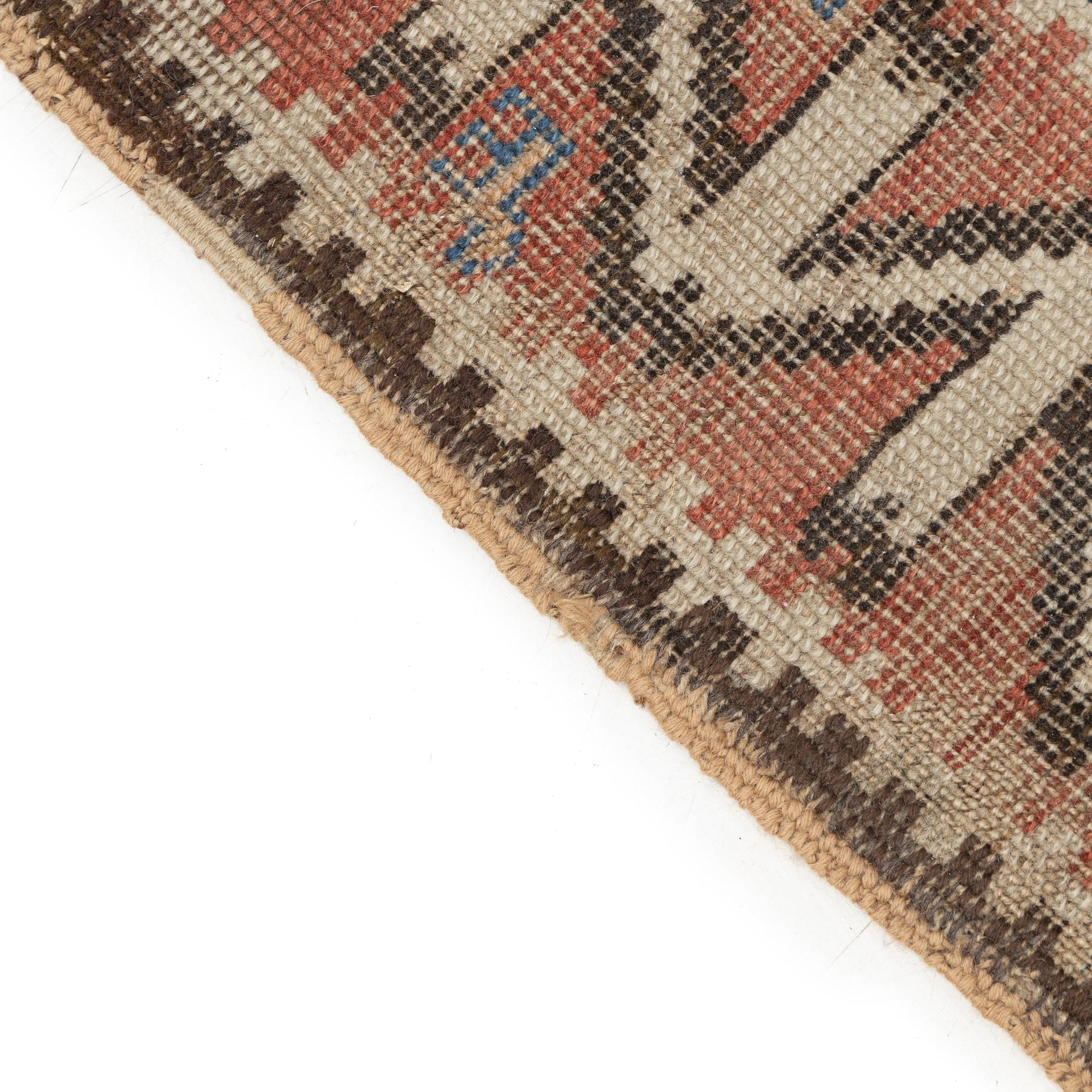 An oriental rug, c. 200 x 115 cm.