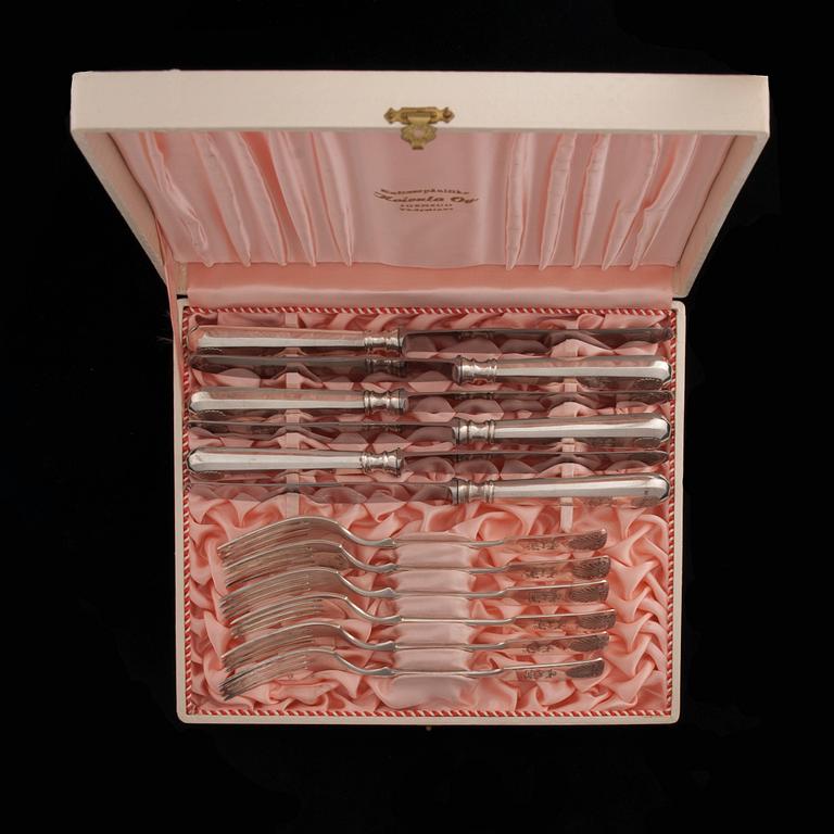 BESTICK, 6+6, silver, "Musslan", Helsingfors 1938. Knivbladen stål. Sammanlagd vikt ca 716 g.